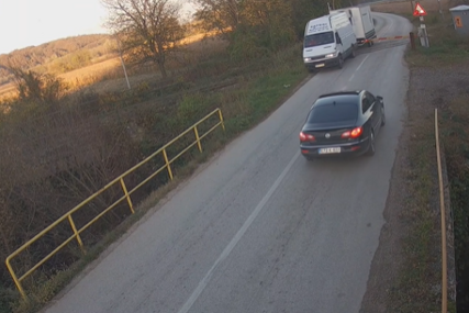 (VIDEO) Opasana vožnja na pružnom prelazu "Koprivna": Još jedan vozač u Modriči IGNORISAO RAMPU i signalizaciju