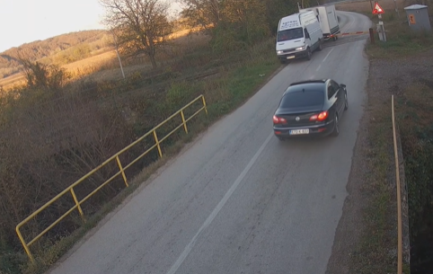 vozač kombija prošao kraj spuštene rampe