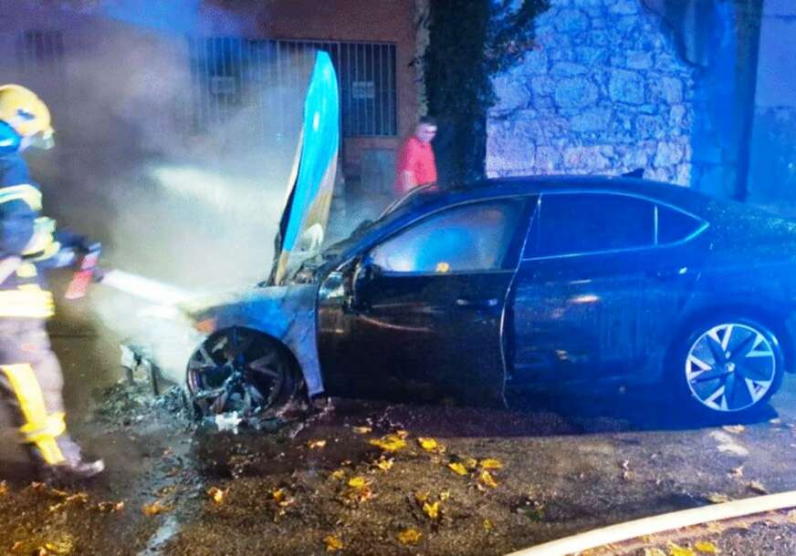Vatrogasci gase automobil