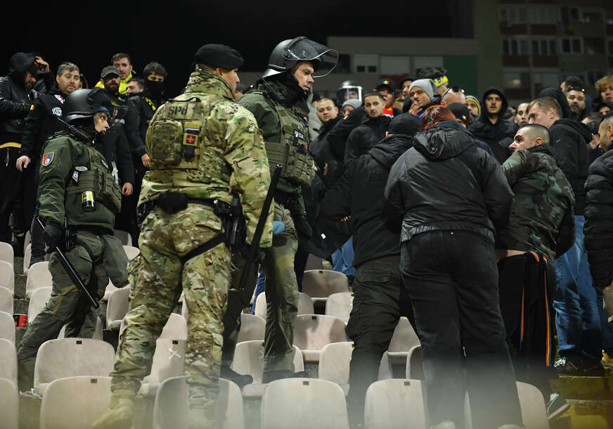 navijači Rumunije okruženi policijom