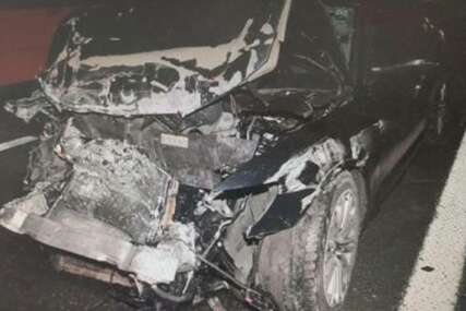 (VIDEO, FOTO) Objavljene fotografije automobila nakon nesreće u kojoj su STRADALI OTAC I BEBA: Sreten se sa porodicom vraćao iz Beča i naletio na autobus, njegovoj ženi se BORE ZA ŽIVOT