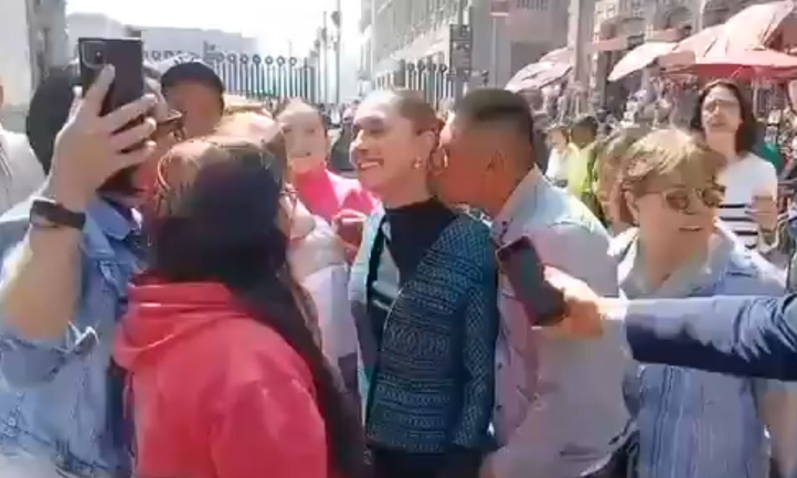 (VIDEO) POKUŠAO DA JE UHVATI ZA GRUDI Muškarac poljubio meksičku predjsednicu u vrat, ona pokušavala sakriti neprijatnost