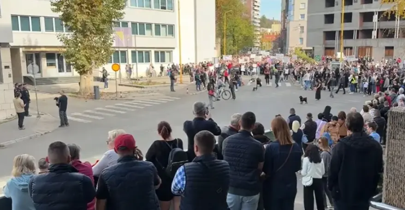 (VIDEO) "Ko nam štiti djecu, ako sistem štiti zločince" Građani Tuzle se ujedinili, protesti na ulicama zbog zlostavljanja djevojčica