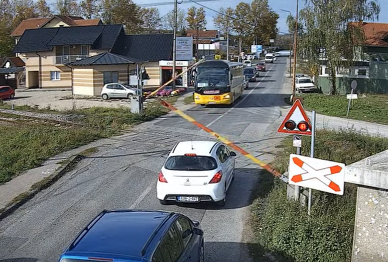 žena polomila rampu na pružnom prelazu u modriči