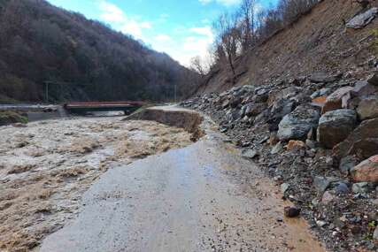 (VIDEO,FOTO) MEHANIZACIJA NA TERENU Nabujala rijeka odnijela dio puta Ostrožac - Fojnica