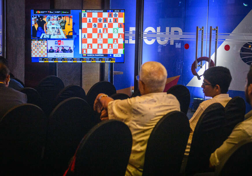 gledaoci posmatraju šahovske partije