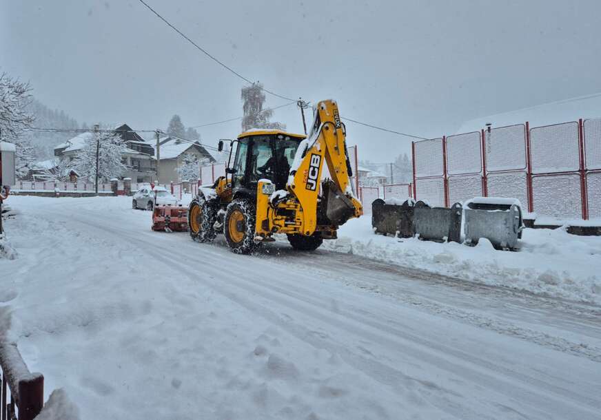 Snijeg u Drvaru visok oko 20 centimetara: Mehanizacija na terenu, čišćenje puteva prema prioritetima