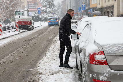 Zaboravite na struganje i smrzavanje: Ovo je 5 efikasnih trikova da za 5 minuta OČISTITE AUTO OD SNIJEGA i leda