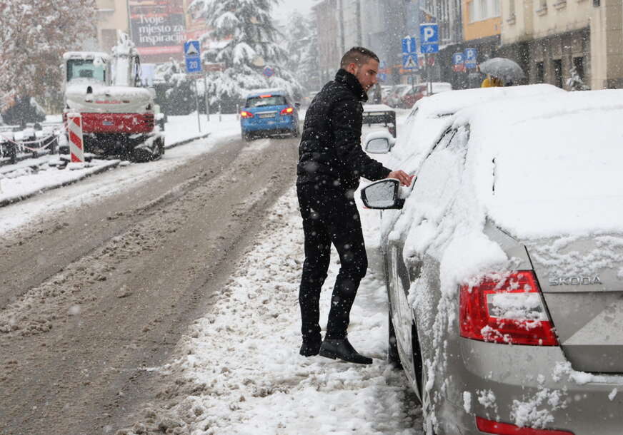 snijeg, vrijeme, građani, čišćenje auta