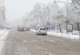 (FOTO) Pogledajte kako izgleda centar grada: Ekipe zimske službe na terenu, građane mole za strpljenje