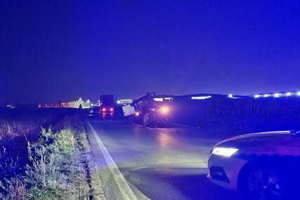 (FOTO) STRAHOVIT SUDAR KOD BIJELJINE Automobil završio pored puta, a TRAKTOR PREPOLOVLJEN