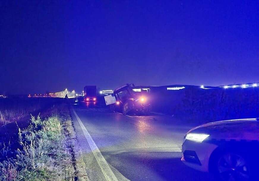(FOTO) STRAHOVIT SUDAR KOD BIJELJINE Automobil završio pored puta, a TRAKTOR PREPOLOVLJEN