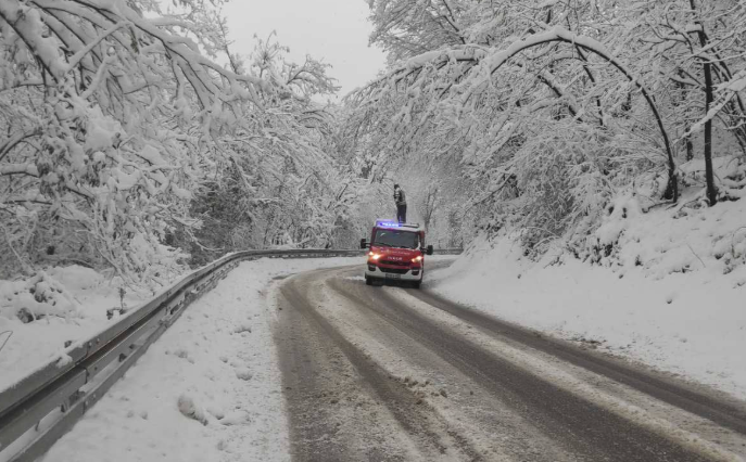 vatrogasci čiste snijeg