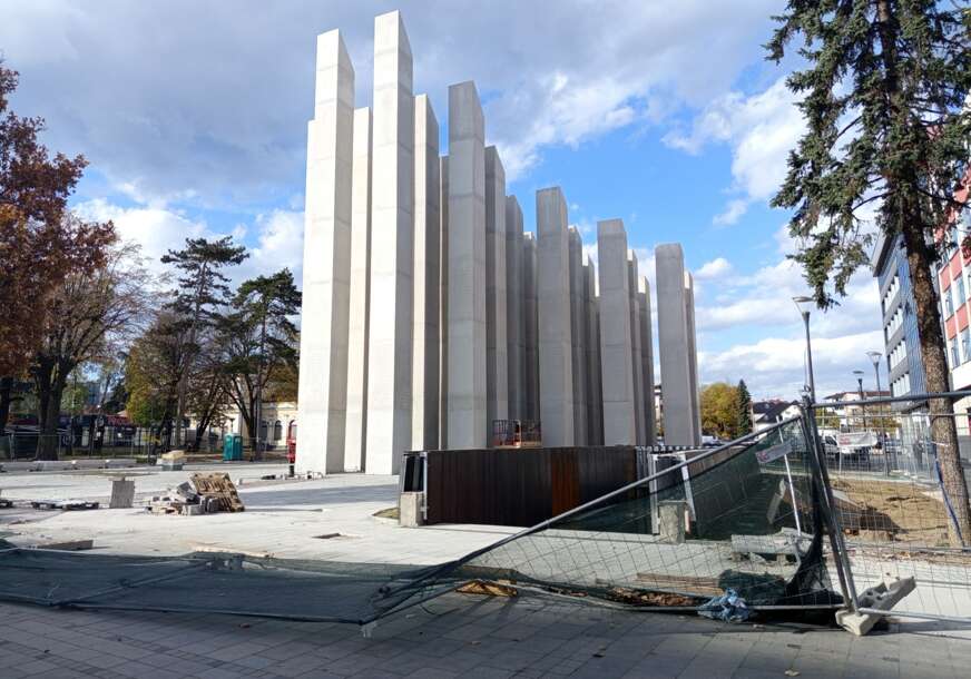 pala zaštitna ograda kod centralnog spomen obilježja 