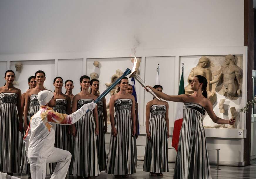(FOTO) SVEČANA CEREMONIJA U drevnoj Olimpiji upaljena olimpijska baklja za ZOI 2026. u Milanu i Kortini