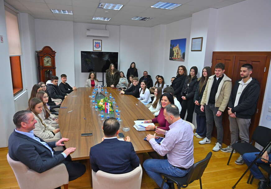 (FOTO) Opština Šamac potpisala ugovore o dodjeli stipendija za školsku 2025/2026. godinu: Po prvi put stipendije i za srednjoškolce sa prosjekom 5,0