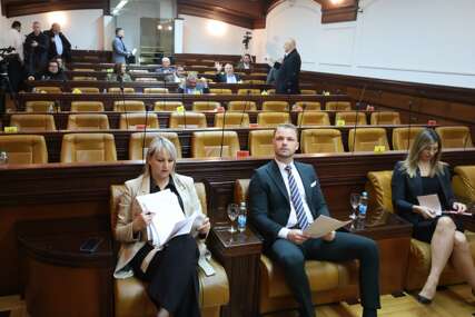 (FOTO) "Nemamo mogućnost da radimo" Ništa od sjednice Skupštine grada, na Stanivukovićev poziv odazvalo se tek 10 odbornika