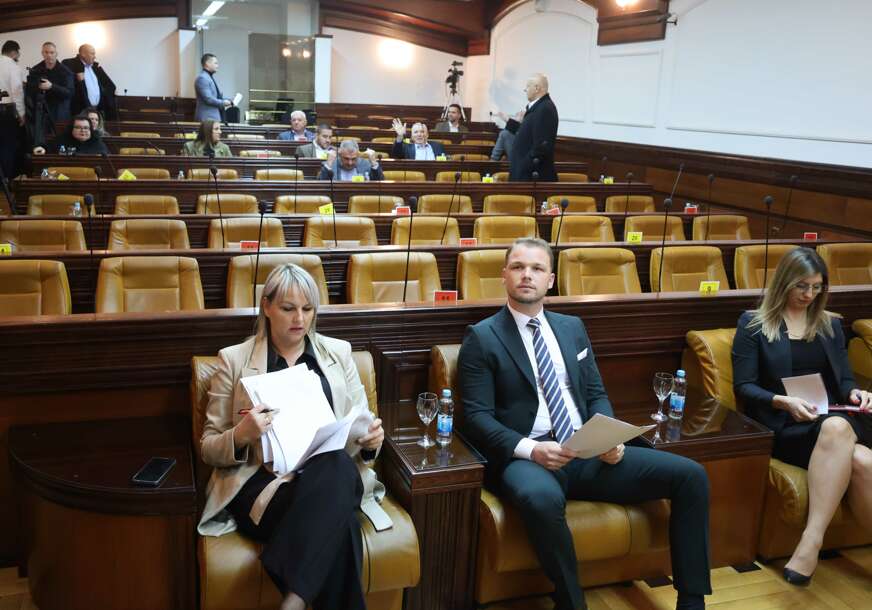 (FOTO) "Nemamo mogućnost da radimo" Ništa od sjednice Skupštine grada, na Stanivukovićev poziv odazvalo se tek 10 odbornika