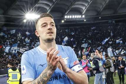 (FOTO, VIDEO) Izazvao haos u Rimu: Sergej Milinković-Savić došao među navijače Lacija, oni ga brzo natjerali da "ustane"