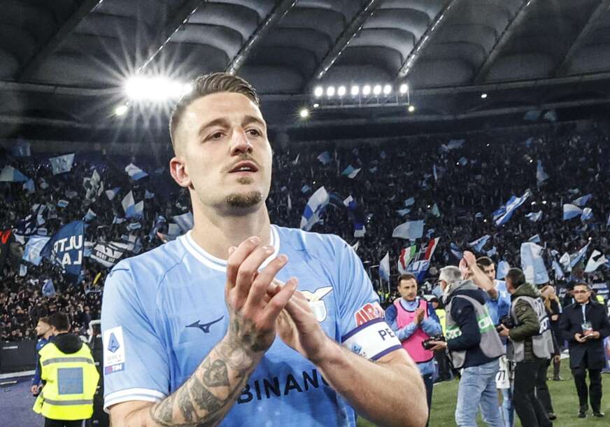 (FOTO, VIDEO) Izazvao haos u Rimu: Sergej Milinković-Savić došao među navijače Lacija, oni ga brzo natjerali da "ustane"