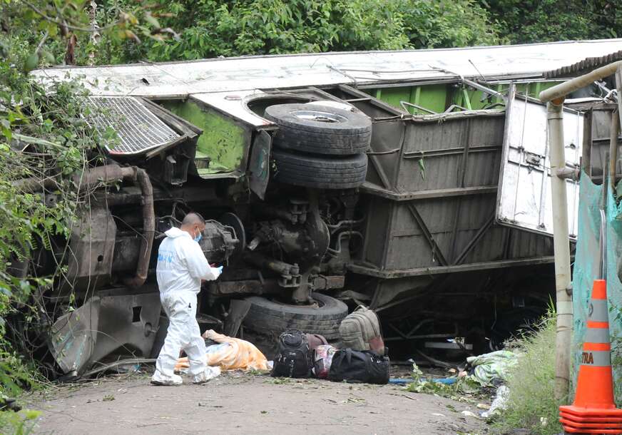 Strašna tragedija u Kolumbiji: Učenički autobus sletio u provaliju, 10 ljudi poginulo