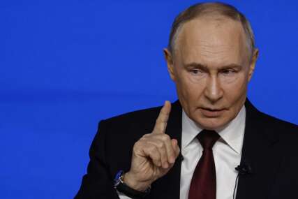 "Taj obred mnogi poštuju" Putin se okupao u ledenoj vodi povodom Bogojavljenja