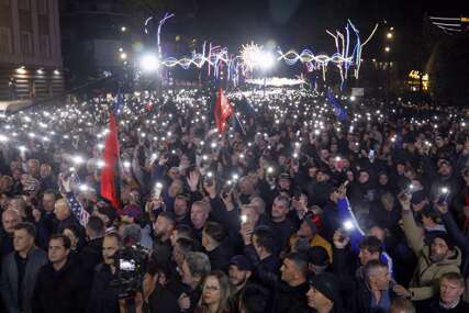 Veliki protesti u Albaniji: Na zgradu vlade bačeni Molotovljevi kokteli