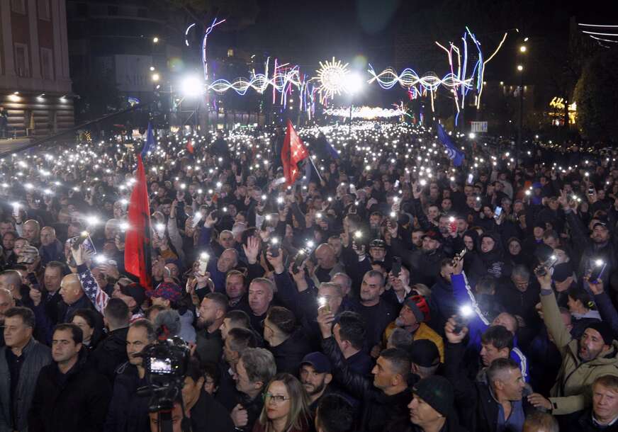 Veliki protesti u Albaniji: Na zgradu vlade bačeni Molotovljevi kokteli
