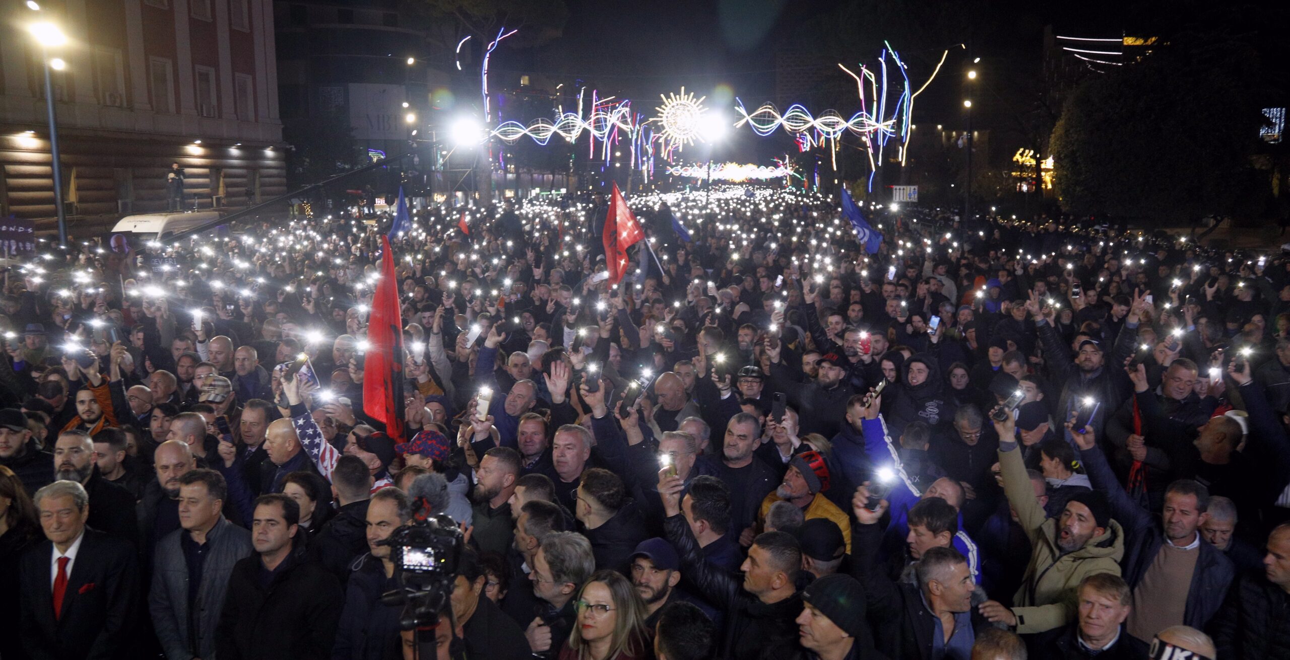 U Tirani na zgradu vlade bačen Molotovljev koktel