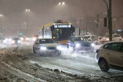 (VIDEO) SNJEŽNI KOLAPS U POLJSKOJ Ljudi bili zarobljeni u kilometarskim kolonama na auto-putu