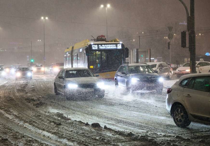 (VIDEO) SNJEŽNI KOLAPS U POLJSKOJ Ljudi bili zarobljeni u kilometarskim kolonama na auto-putu