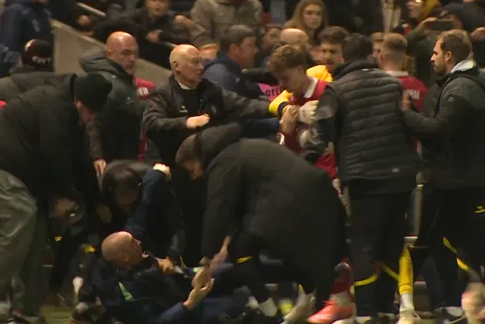 (VIDEO) Opšti HAOS U ENGLESKOJ: Srbin dao gol, a na terenu momentalno izbila masovna tuča