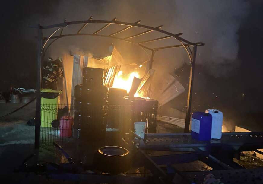 Vatrogasci izašli na teren: Gorjela garaža u Banjaluci