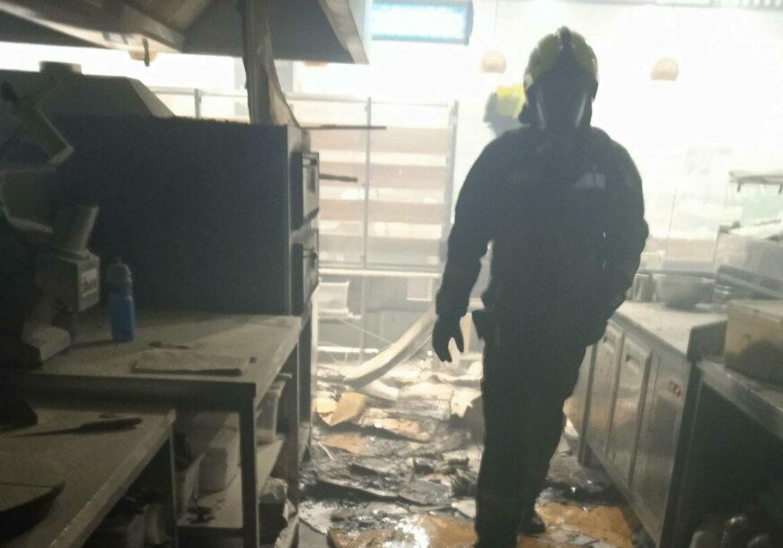 (FOTO) INTERVENISALI VATROGASCI Požar u Tropic marketu u banjalučkom naselju saniran bez povrijeđenih