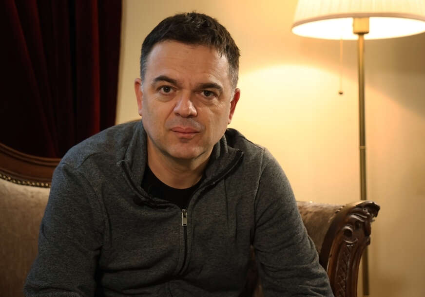 (VIDEO) “Mnogi vjeruju da se zovem Čedo” Aleksandar Stojković Piksi o ulozi u seriji “Dobro jutro komšija”, pa otkrio šta misli o zabrani koncerata