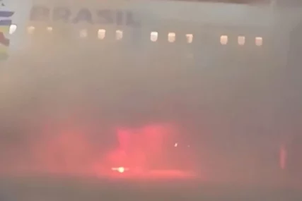 (VIDEO) AVION U PLAMENU Dramatični snimci sa najvećeg aerodroma u zemlji, putnici iskaču iz letjelice