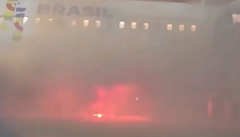 (VIDEO) AVION U PLAMENU Dramatični snimci sa najvećeg aerodroma u zemlji, putnici iskaču iz letjelice