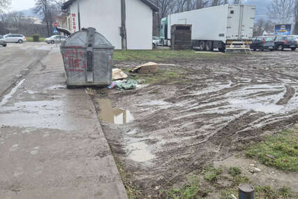 (FOTO) Banjaluka u blatu do koljena: Divlji parking i kaljavi trotoari u centru grada, žalbe građana niko ne čuje