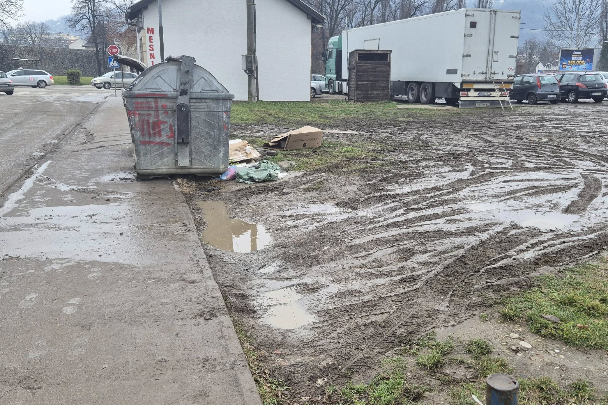 Banjaluka u blatu do koljena zbog divljeg parkinga