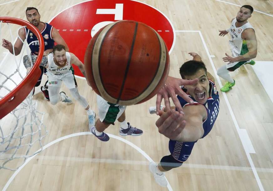 Bogdan Bogdanović u borbi za loptu