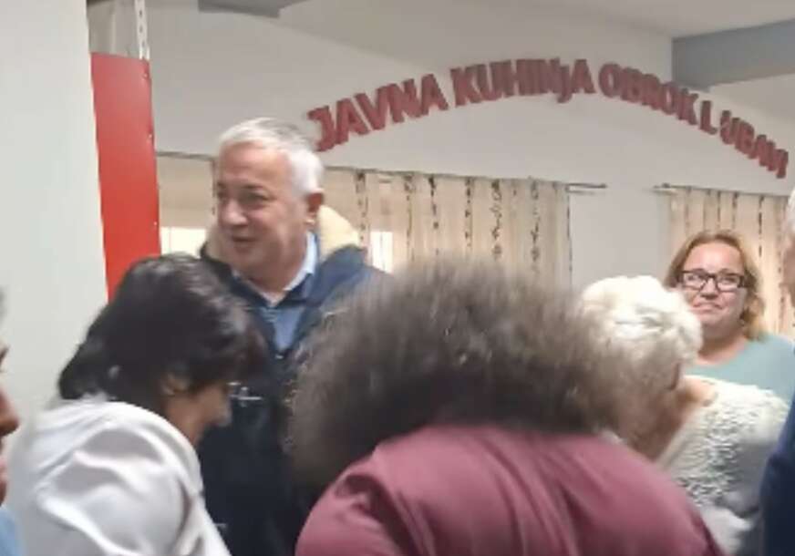(VIDEO) ZAIGRAO KOLO Korisnici javne kuhinje proslavili Božić u dobrom raspoloženju, pridružio im se i Borenović