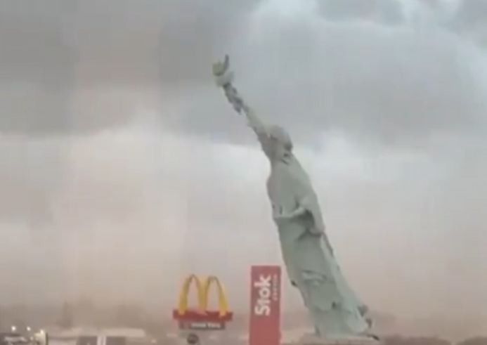 (VIDEO) Statua visoka 24 metra pada kao list: Olujni vjetrovi SRUŠILI KOPIJU Kipa slobode u Brazilu