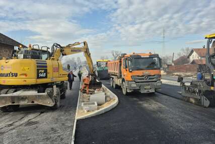 (FOTO) Vrijedan projekat: Radovi na izgradnji pristupnih puteva za most u Česmi u punom jeku