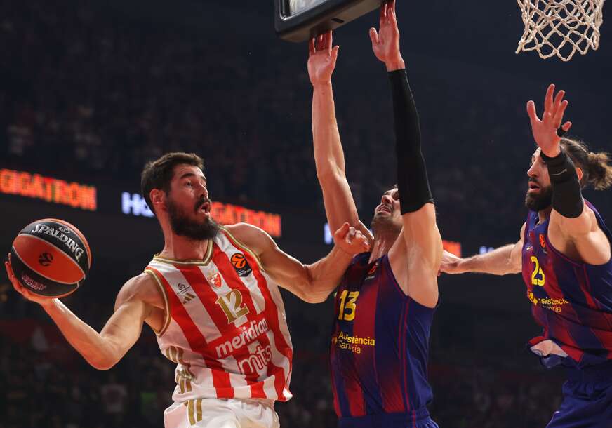 Nikola Kalinić u duelu s košarkašima Barselone
