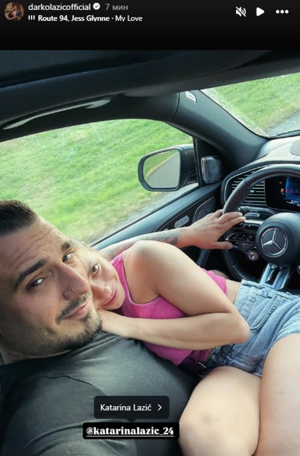 Žena sjedi u krilu pjevaču