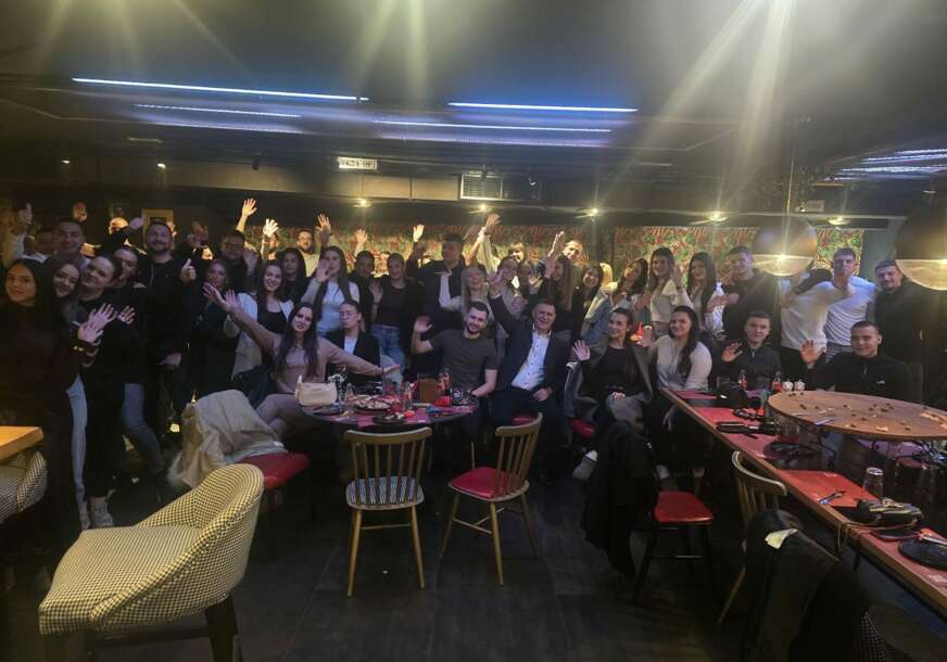 (VIDEO) "Stali su uz mene kao čovjeka" Grupa mladih ĐAJIĆA POZVALA NA PIĆE, on im javno ZAHVALIO NA PODRŠCI