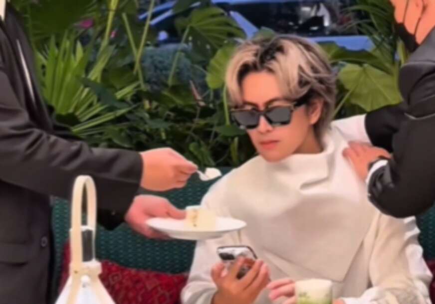 (VIDEO) Prešlo je svaku mjeru: Tatin sin (20) šokirao svijet, TJELOHRANITELJ GA HRANI u kafiću
