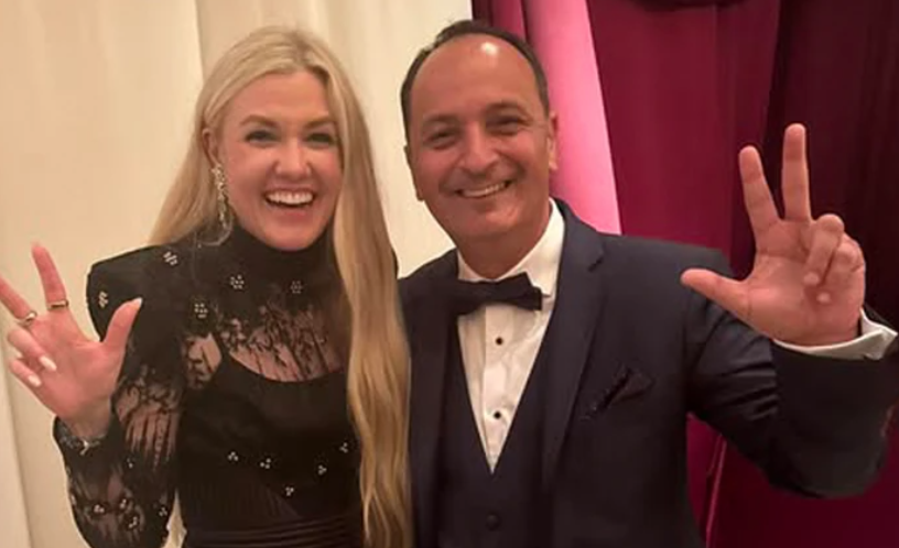 (FOTO) ERIKA KIRK PODIGLA 3 PRSTA Čarlijeva udovica se slikala sa Srbinom na Trampovom imanju