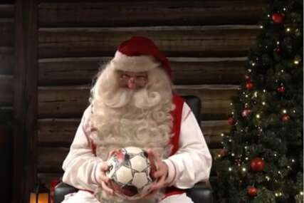 (FOTO) FC Santa Claus nosi duh praznika: Fudbal igraju na -38, a crveno-bijela boja im je zaštitni znak