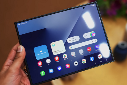 (VIDEO) Samsung predstavio Galaxy Z TriFold: Prvi trostruko savitljivi telefon, od cijene se vrti u glavi